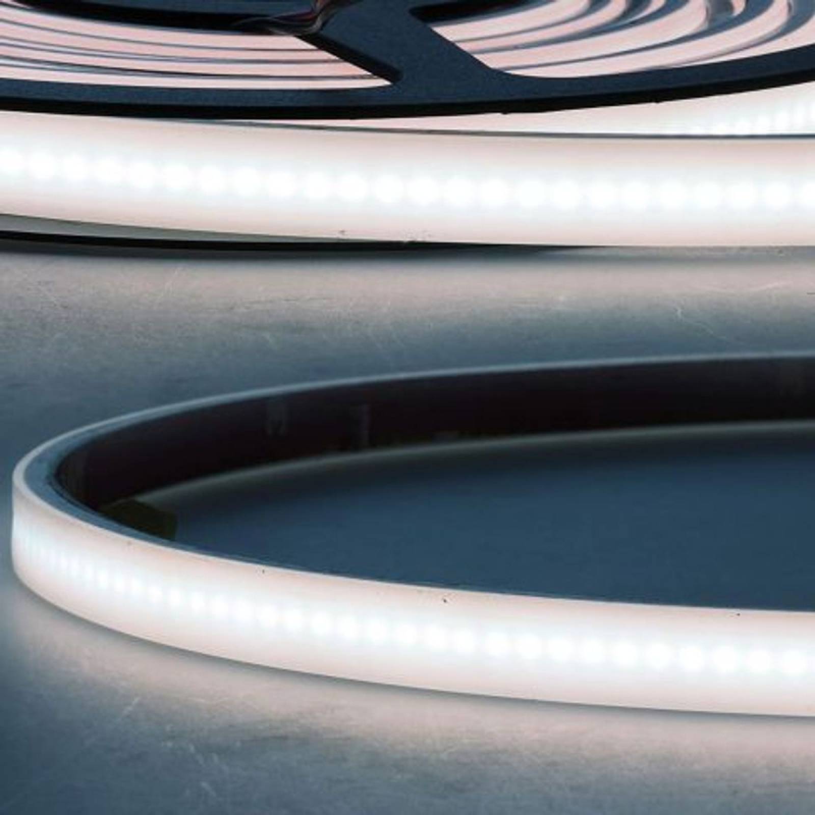 ISOLED LED Stripe AQUA milchig 24V, 5m, 10W/m, wasserdicht IP67, 6000K kaltwei�